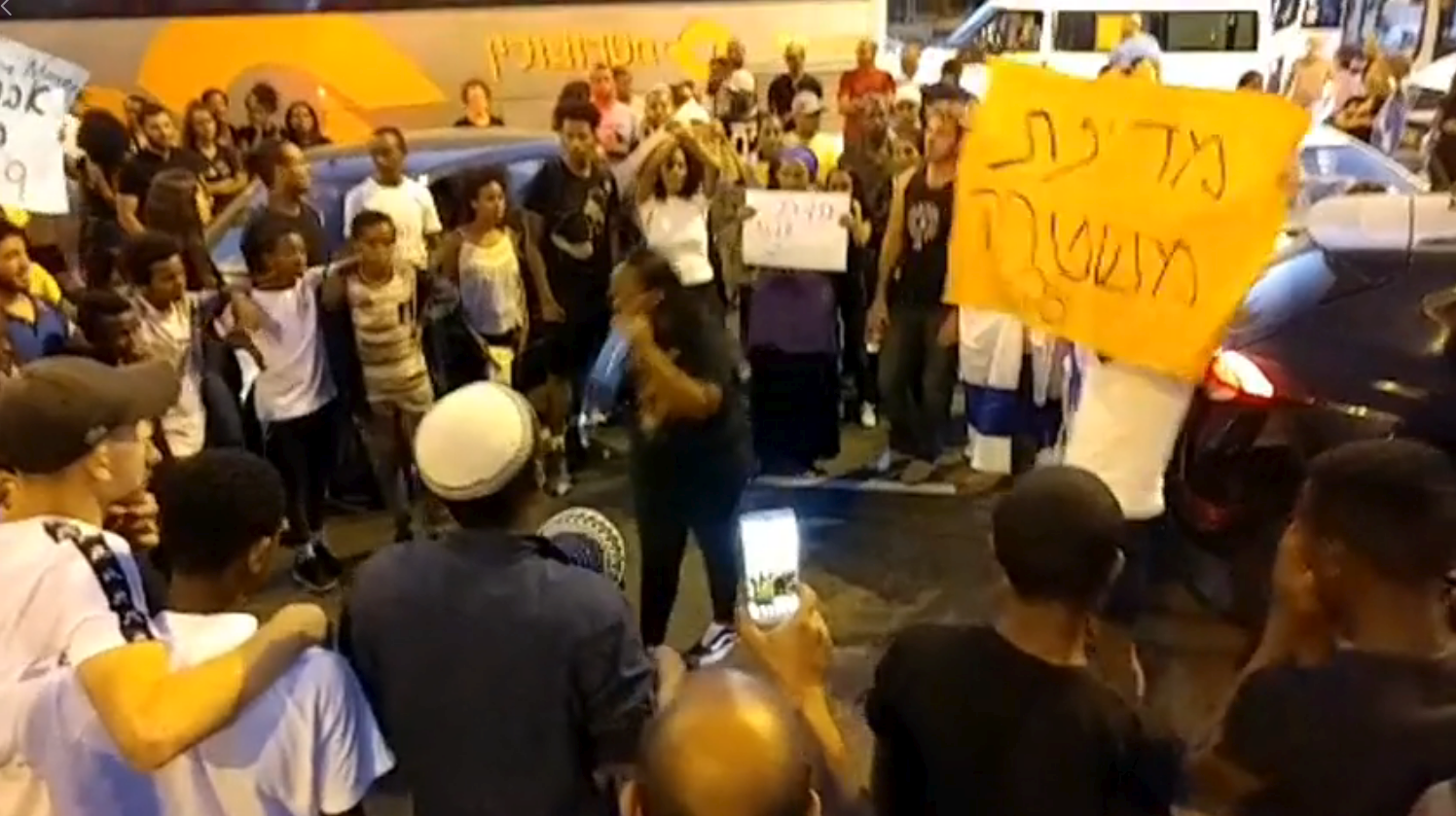 אחד ממעגלי ההפגנה (צילום: דני בלר)